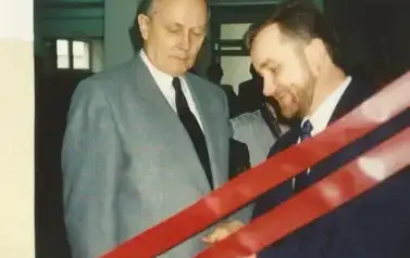 16.02.1998 - Oddanie do urzytku tzw. "małej szkoły" przy ul. Sp&oacute;łdzielczej. Wstęgę przecina burmistrz Maciej Romanowski, obok przewodniczący Rady Miasta S. Paździor