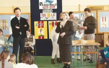 20.02.1997 r. - Konkurs wiedzy o Pasłęku, przy mikrofonie dyrektor M. Frączek, po prawej organizator - C. Babicz