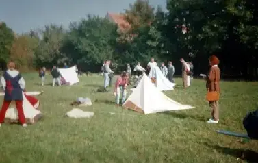 1995 r. - Dzień Turystyki, jedna z konkurencji - rozstawianie namiot&oacute;w