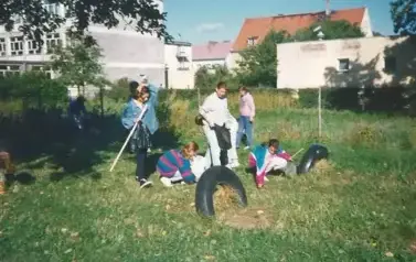 18.09.1995 r. - akcja "Sprzątanie świata"; klasa 6a porządkuje boisko