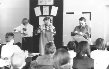 1994 r. - Konkurs matematyczny "Kangur". Koperty z zadaniami otwierają W. Kaczmarczyk, M. Frączek, T. Borkowska