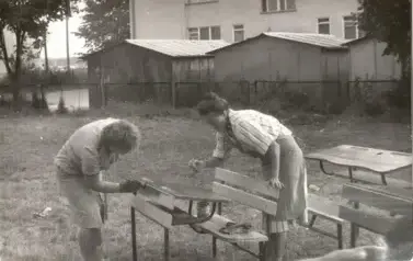 1986 r. - porządki po zabudowaniu korytarzy. Z pomocą przyspieszyli rodzice i nauczyciele