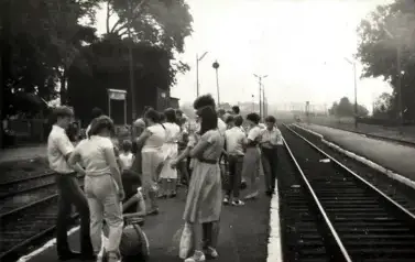 1985 r. - stacja kolejowa w Pasłęku przed wyruszeniem na ob&oacute;z wędrowny
