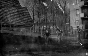 Marzec 1980 r. - prace społeczne klas si&oacute;dmych przy urządzaniu ogr&oacute;dka