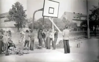 1977 r. - członkowie klubu sportowego ustawiają tablice do piłki koszykowej