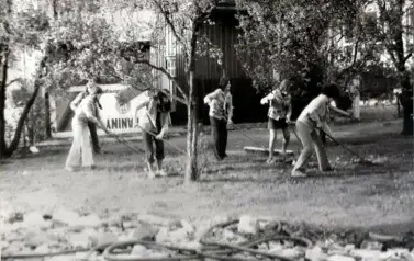 1975 r. - Wiosenne porządki ; dziewczęta z klas sz&oacute;stych porządkują sad