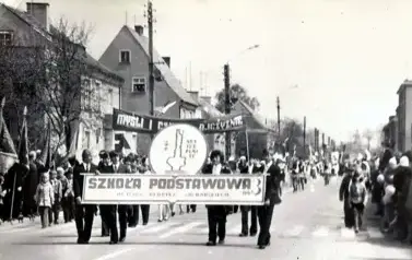1.05.1974 r. - poch&oacute;d pierwszomajowy otwiera emblemat "Tr&oacute;jki"
