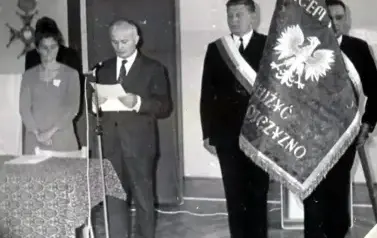 1.09.1972 r. - nadanie szkole imienia mjra Henryka Sucharskiego. Akt nadania czyta przedstawiciel KOS w Olsztynie J. Słowik