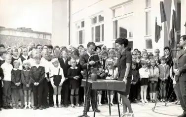 1.09.1971 r. - Otwarcie szkoły. Przy mikrofonie kierownik szkoły Teresa Tomaszewska