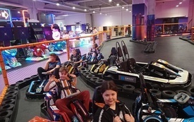 25.03.2026 uczniowie klasy 2c- Kornelia Kaczyńska, Oskar Kaleta, Zosia Wolicka oraz klasy 3b- Antoni Januszkiewicz, Fabian Stangrecki podczas jazdy na  gokartach w sali zabaw Max Fun w Olsztynie