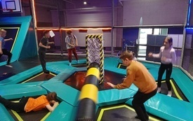 25.03.2026 uczniowie klasy 2c i 3b podczas zabawy na trampolinach w Max Fun w Olsztynie