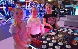 5.03.2026 uczennice klasy 3b Ola Łukaszewicz, Maja Starzykowska, Ola Głuchowska podczas pobytu w sali zabaw Max Fun w Olsztynie