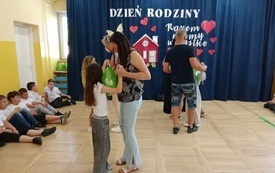 27.05.2026 Uczennice kl. 2c podczas wsp&oacute;lnego tańca z rodzicami na uroczystości z okazji Święta Rodziny.