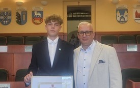 Miłosz Kostyra - 8b i nauczyciel Bogdan Pobiarżyn podczas pierwszej sesji Młodzieżowego Sejmiku Wojew&oacute;dztwa Warmińsko-Mazurskiego, Olsztyn 23 czerwca 2026 r.