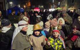06.12.2025 r. Występ uczni&oacute;w klasy 3B podczas Świątecznego Jarmarku (21)