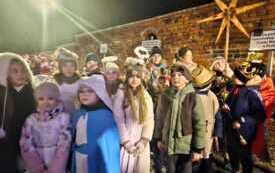 06.12.2025 r. Występ uczni&oacute;w klasy 3B podczas Świątecznego Jarmarku (14)