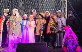 06.12.2025 r. Występ uczni&oacute;w klasy 3B podczas Świątecznego Jarmarku (11)