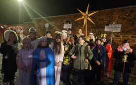 06.12.2025 r. Występ uczni&oacute;w klasy 3B podczas Świątecznego Jarmarku (7)