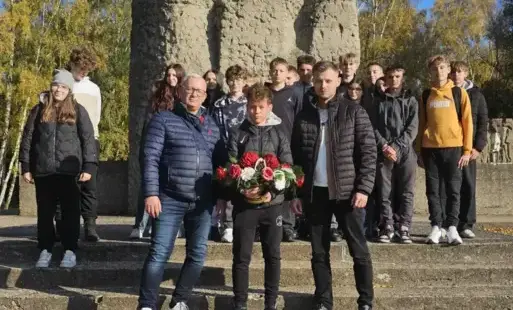Przed złożeniem kwiatów w obozie Stutthow, 21.10.2025 r.