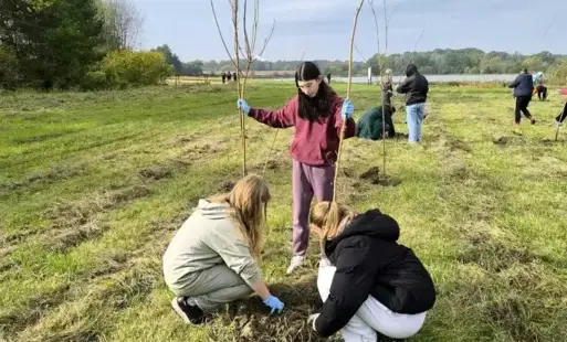 360 nowych drzew, sadzenie nowych drzewek przez klasę 7a na zakrzewku, Pasłek, 22.10.2025 r.