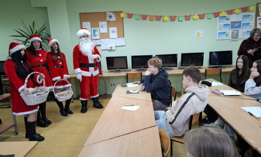 Wizyta Mikołaja z ZSEiT w Pasłęku w klasach ósmych, Pasłęk 18 grudnia 2025 r.